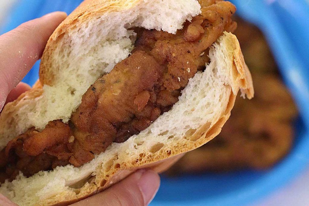 bocadillo de chuletas de cordero ternasco de aragon al estilo sureño