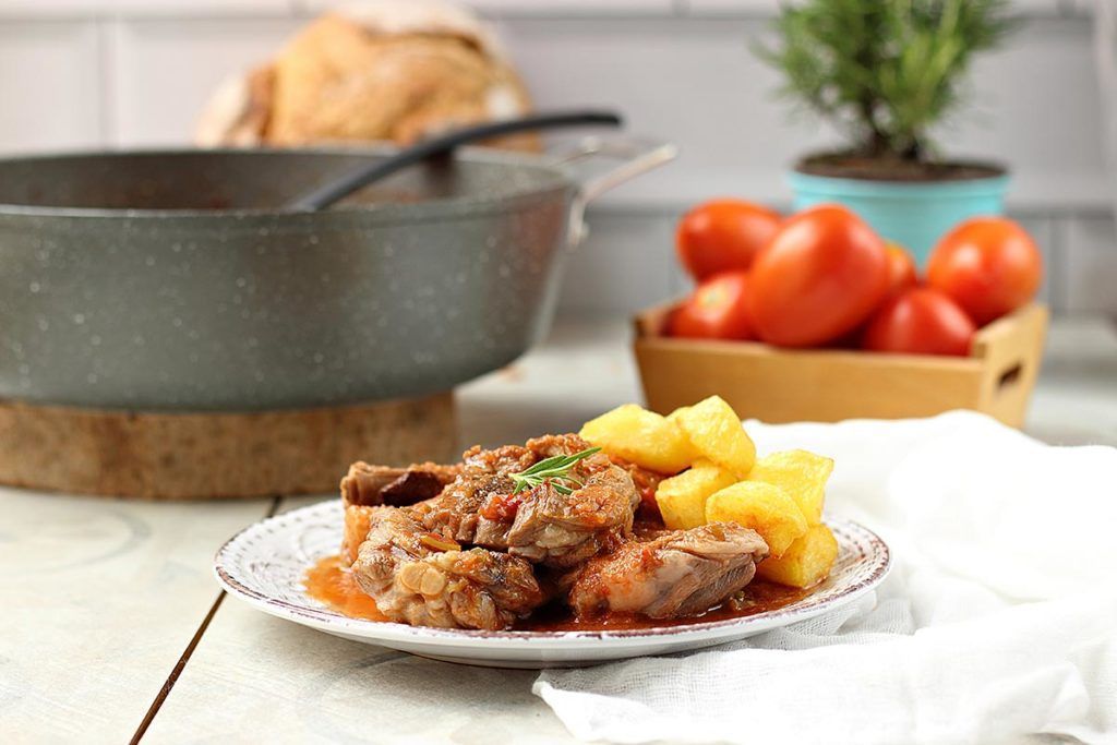 Caldereta de cordero guisado con patatas