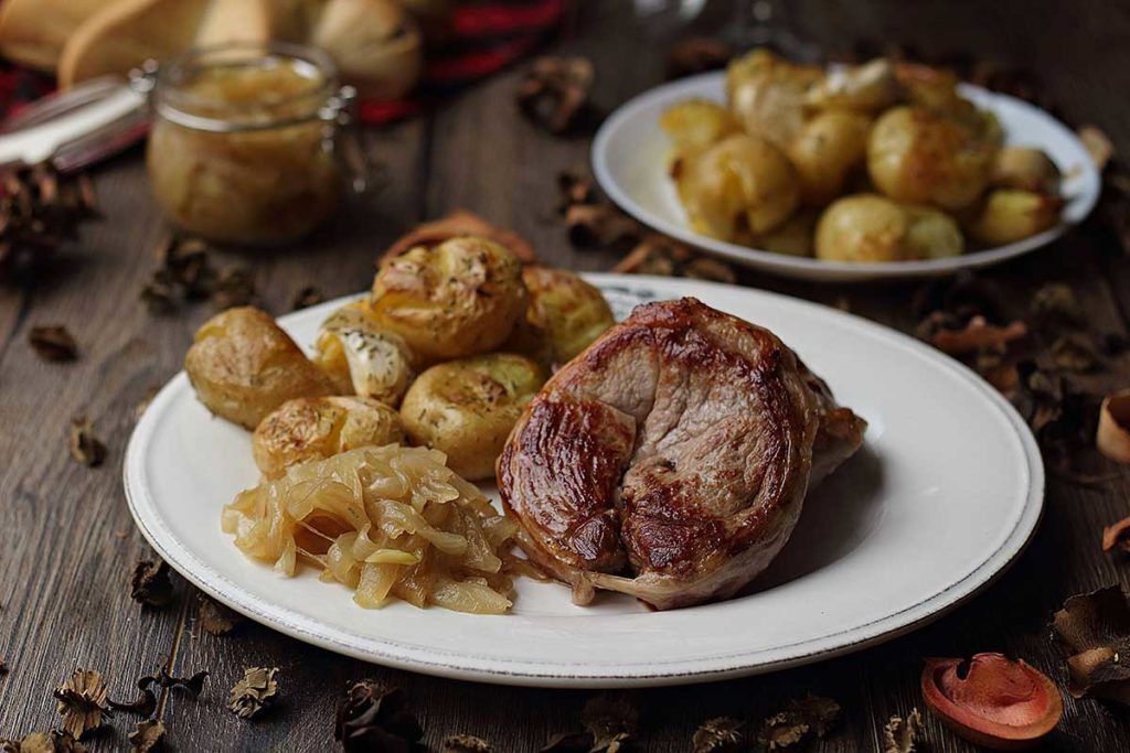 tournedos de cordero ternasco de aragon con patatas y cebolla caramelizada