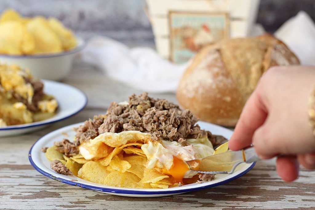 huevos rotos con cordero