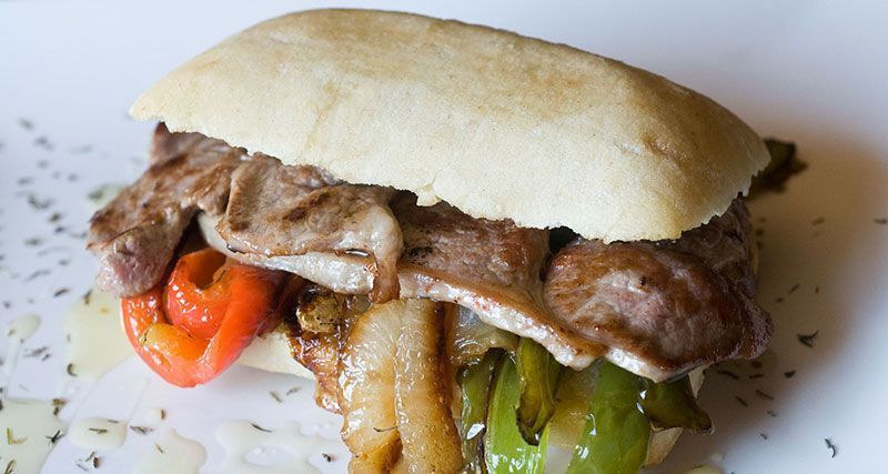 Bocadillo de cordero con verduras